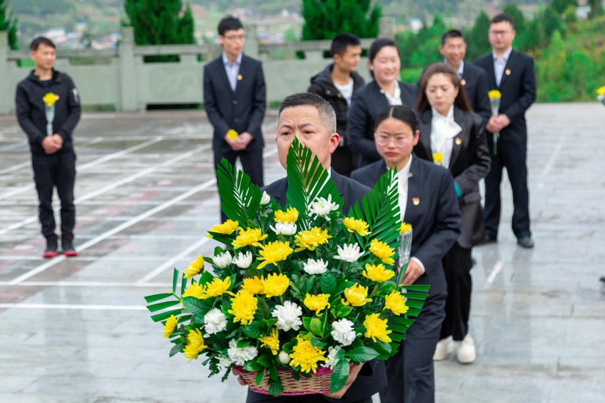 开江职中开展清明祭扫缅怀革命先烈活动