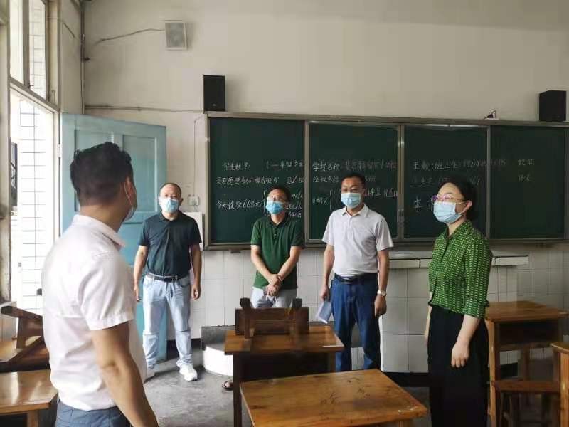 宜宾市南溪区政府副区长万敏率队到裴石镇留宾小学校开展开学检查