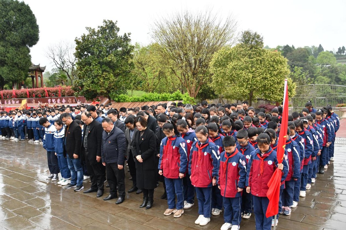 宣汉县清溪镇中心小学、清溪宏文学校联合开展“清明共祭英烈”活动