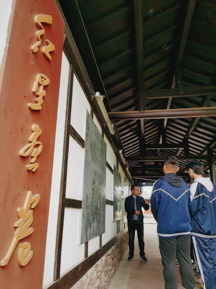 沿着烈士的足迹，永远跟党走——广元市利州区莲花初级中学“清明祭英烈”活动