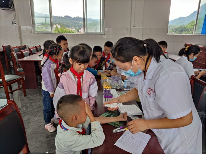 宜宾市叙州区商州镇中心卫生院到商州镇小学校开展学生体检活动