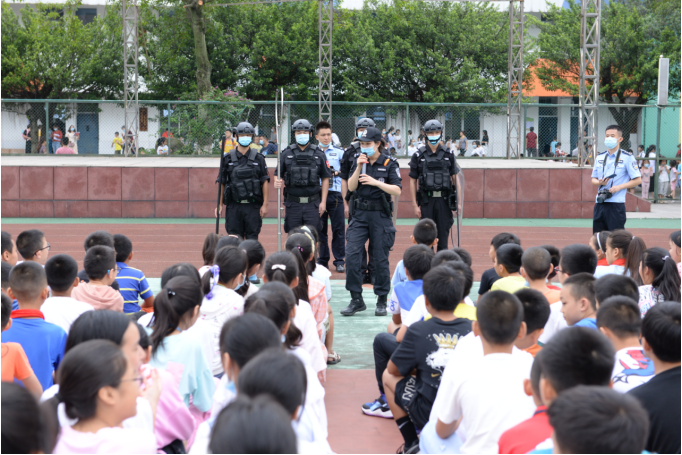 宜宾市叙州公安分局特警大队到育才路小学开展反恐宣传进校园活动