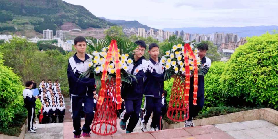 沿着烈士的足迹，永远跟党走——广元市利州区莲花初级中学“清明祭英烈”活动