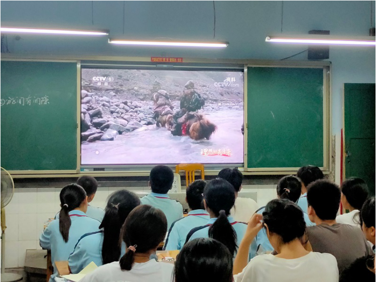 宜宾市南溪区桂溪中学组织观看《强国有我》《开学第一课》