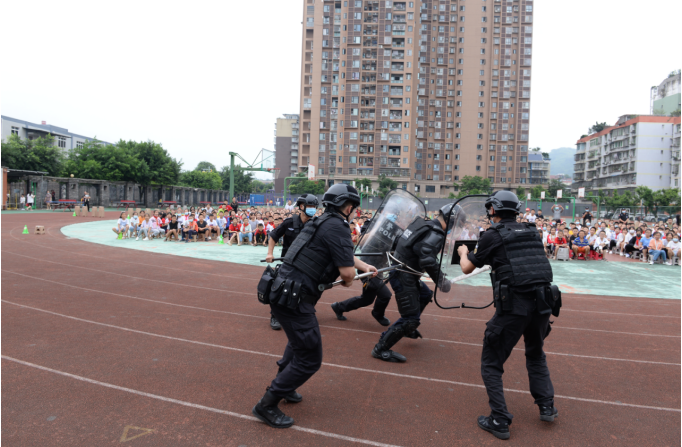 宜宾市叙州公安分局特警大队到育才路小学开展反恐宣传进校园活动