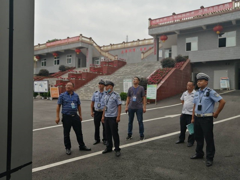 宜宾市南溪区公安交警大队城区中队调研解决桂溪中学交通拥堵问题