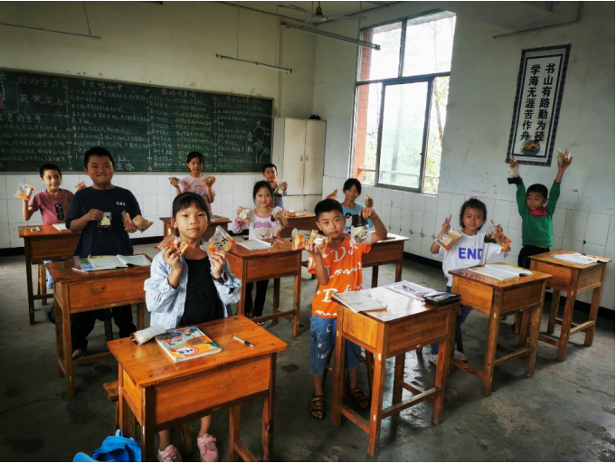 南溪区裴石镇政府到黄泥桥小学开展关爱留守儿童慰问空巢老人活动