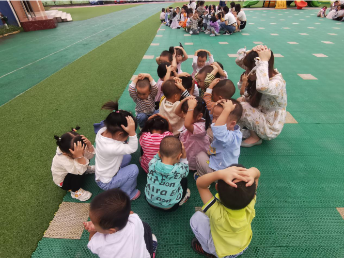 宜宾市叙州区高场镇中心幼儿园组织师生开展防震应急演练