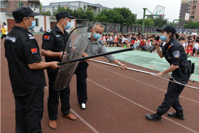 宜宾市叙州公安分局特警大队到育才路小学开展反恐宣传进校园活动