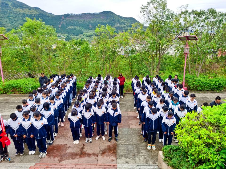 沿着烈士的足迹，永远跟党走——广元市利州区莲花初级中学“清明祭英烈”活动