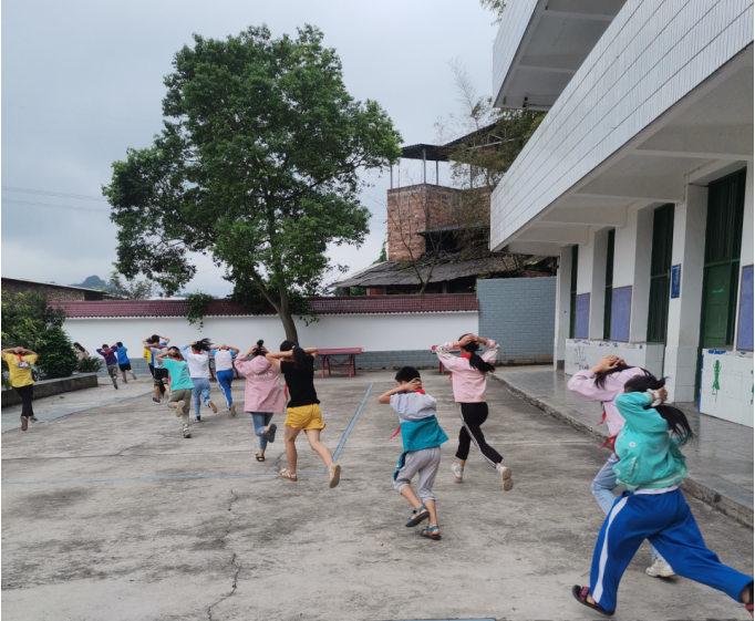 宜宾市叙州区双龙镇罗河小学举行地震应急逃生演练