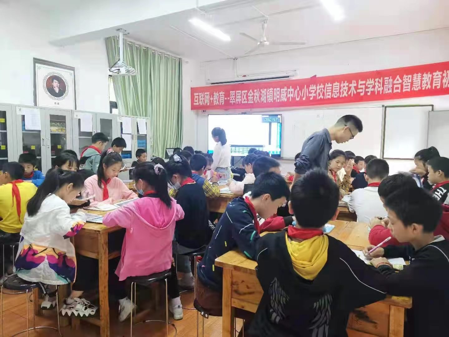 宜宾翠屏区金秋湖镇明威中心小学信息技术与学科融合智慧教育初探