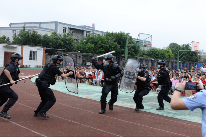 宜宾市叙州公安分局特警大队到育才路小学开展反恐宣传进校园活动