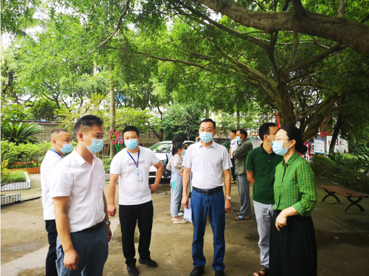 宜宾市南溪区政府副区长万敏率队到裴石镇留宾小学校开展开学检查