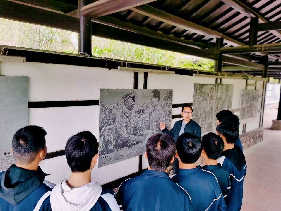 沿着烈士的足迹，永远跟党走——广元市利州区莲花初级中学“清明祭英烈”活动