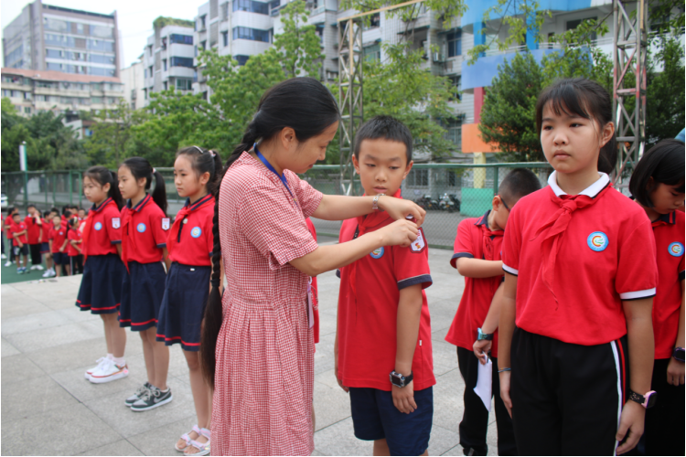 宜宾市叙州区育才路小学校举行新一届学生干部授牌仪式