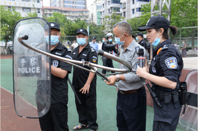 宜宾市叙州公安分局特警大队到育才路小学开展反恐宣传进校园活动