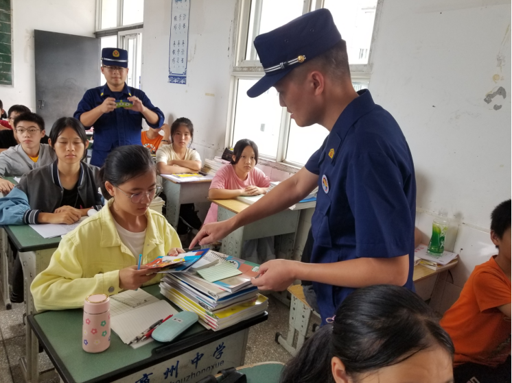 宜宾市叙州区商州镇消防官兵到商州镇初级中学校宣传消防安全知识